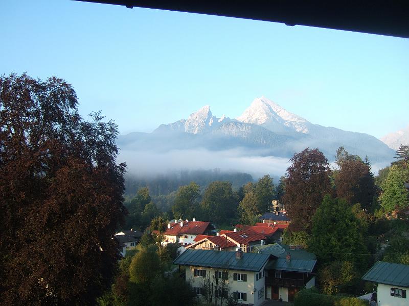 2009-08- (38).JPG - Zimmer mit Aussicht: Morgens um 7 Uhr Blick auf die Watzmann-Familie
